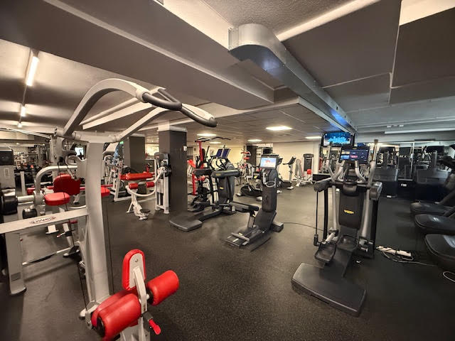 Bedrijfsfitness faciliteiten bij Legend Gym Amsterdam West met cardio en krachttraining