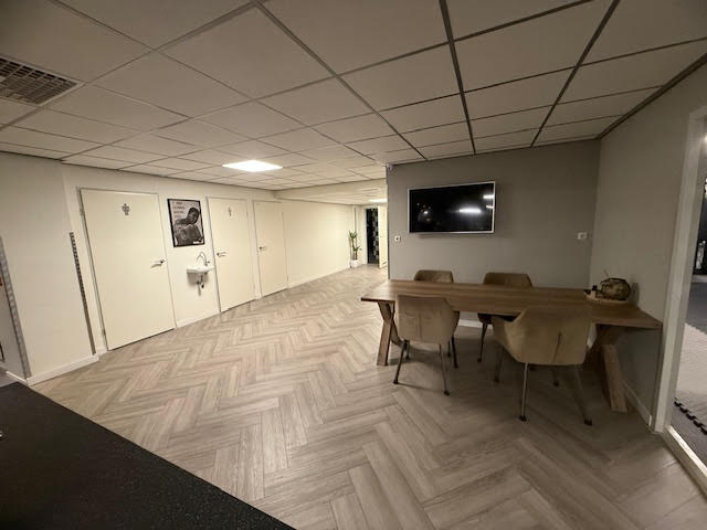 Ontmoetingsruimte voor intake-gesprekken bij Legend Gym Amsterdam