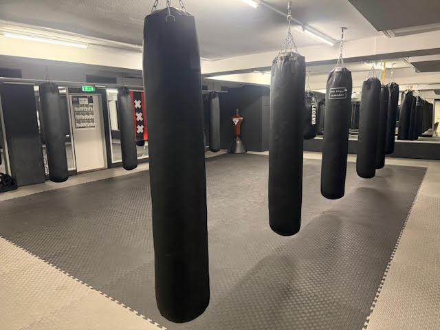 Bokszakken met Amsterdamse vlag bij kickbokstraining Legend Gym Slotermeer