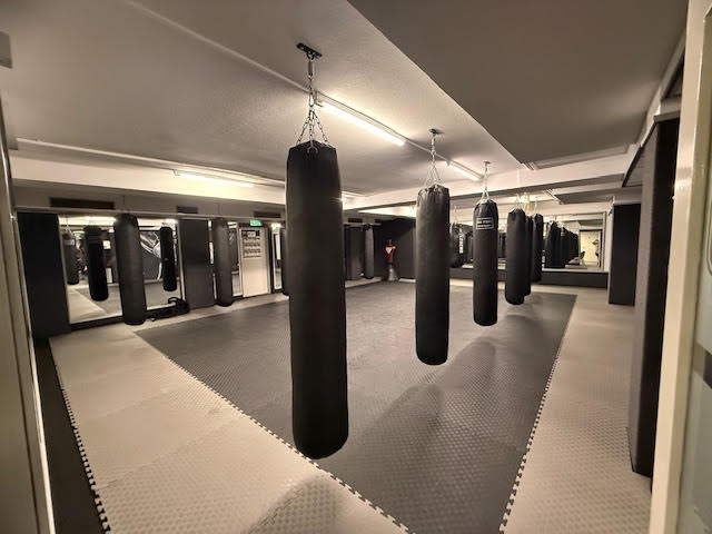 Kickbokszaal met bokszakken bij Legend Gym Amsterdam West Slotermeer